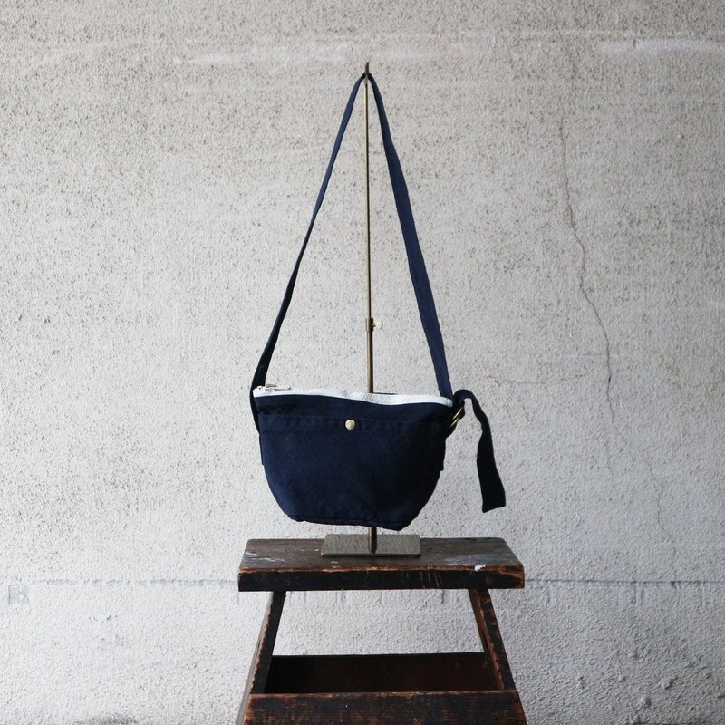 全新 轻巧斜背包【深蓝色】(VC-47) - 侧背包/斜挎包 - 棉．麻 黑色