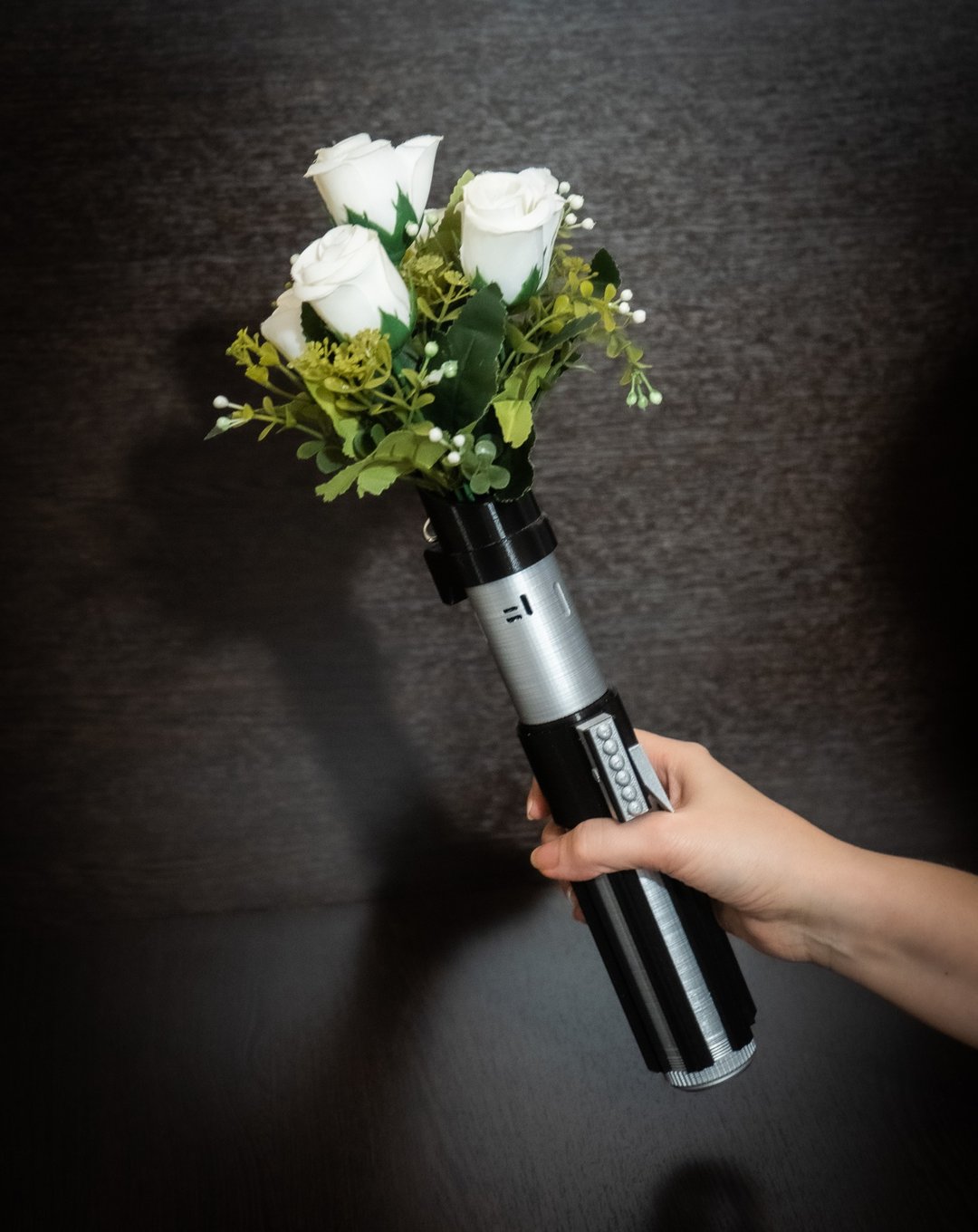 Wedding bouquet holder inspired by Darth Vader lightsaber hilt - 干燥花/捧花 - 塑料 黑色