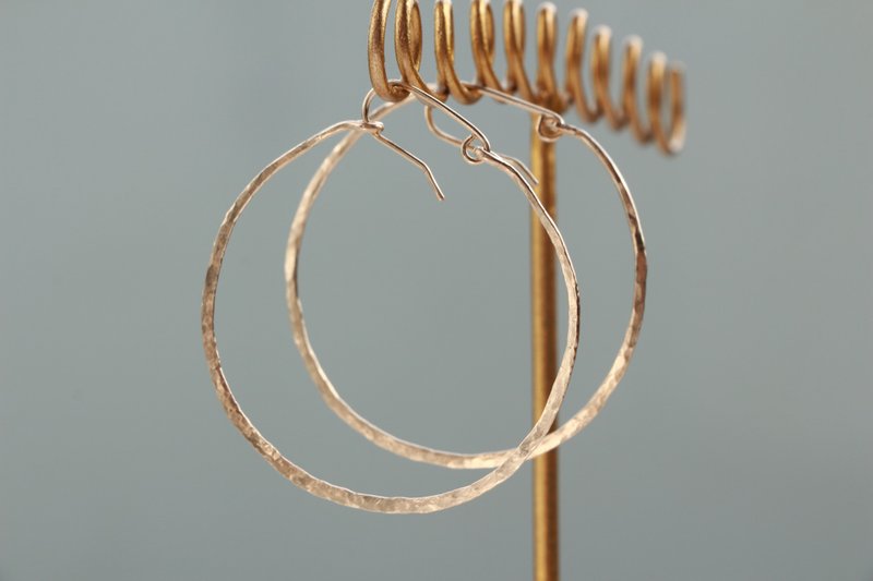 14 kgf-texture design hoop pierced earrings - 耳环/耳夹 - 其他金属 金色