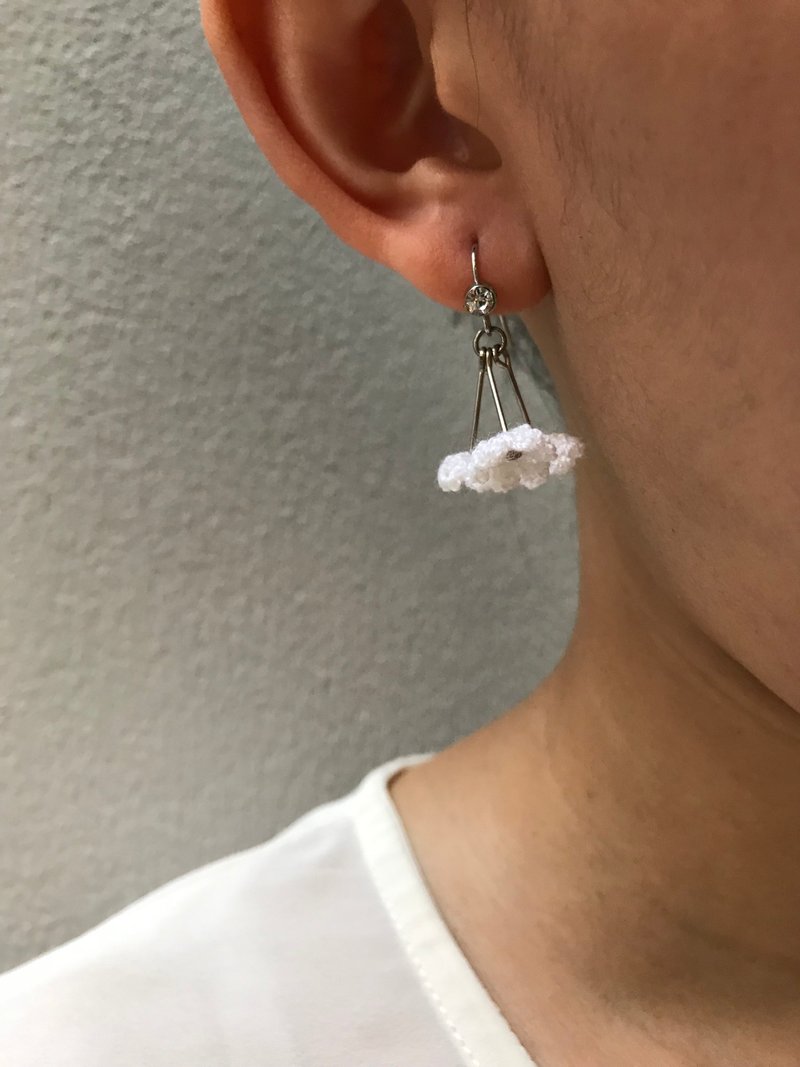 3 Simple Minimal Gypsophila crochet earring - 耳环/耳夹 - 贵金属 多色