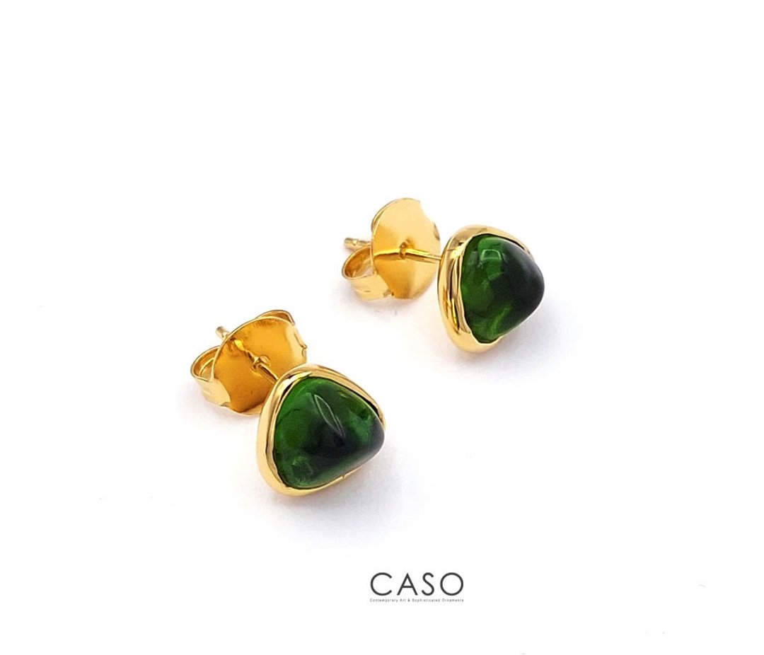 手工制作的硼硅酸盐玻璃小三角形耳环 配金色 CASO 珠宝 - 耳环/耳夹 - 其他金属 金色
