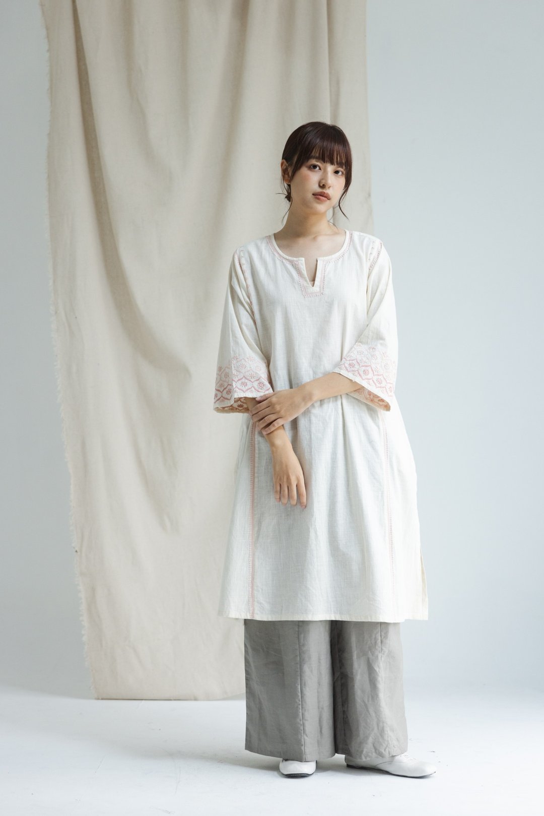 Chikankari 刺绣工艺小V领宽松库塔_粉 - 洋装/连衣裙 - 棉 白色