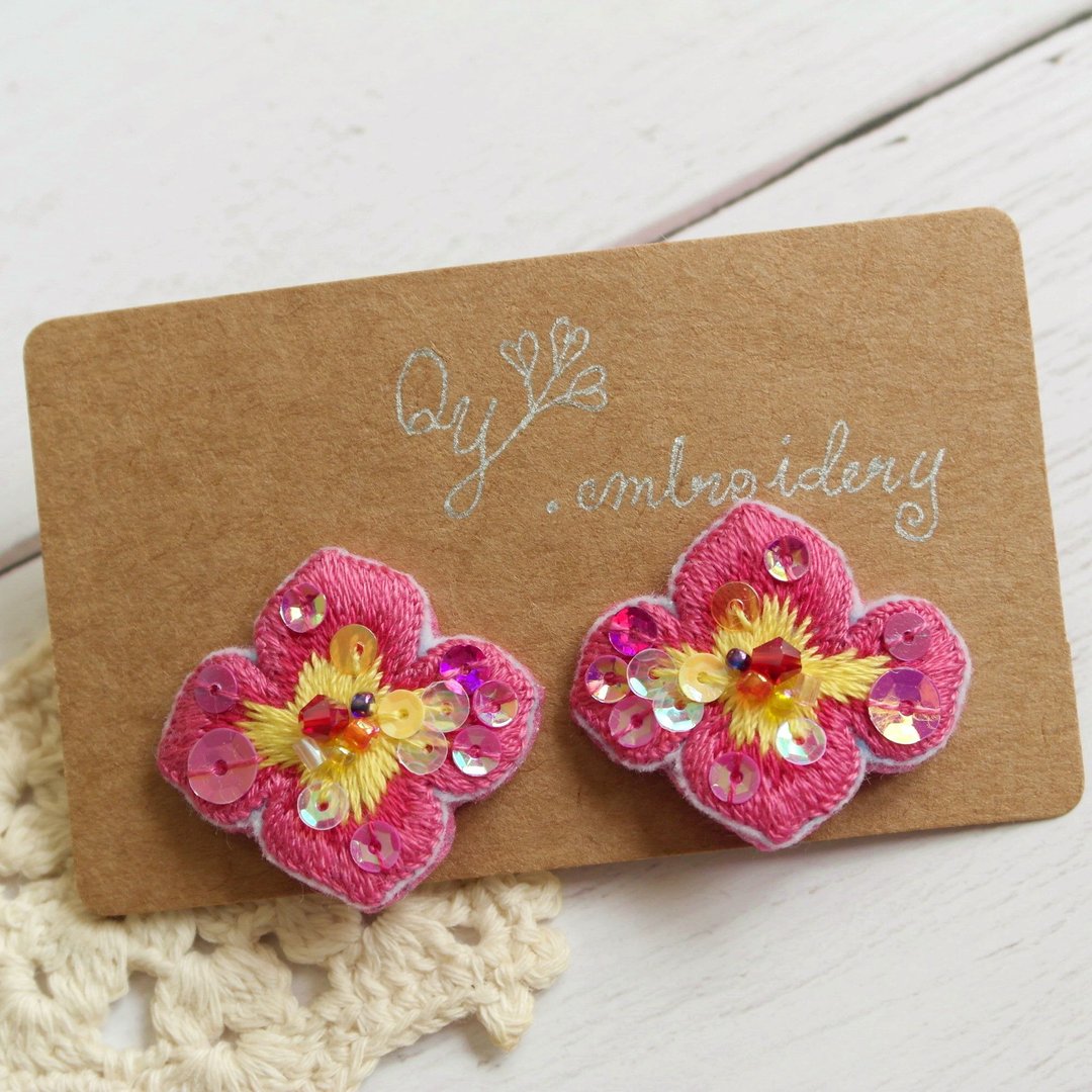 Qy.embroidery 手工刺绣花形耳饰 玫红与明黄 耳钉耳夹 礼物 - 耳环/耳夹 - 绣线 粉红色