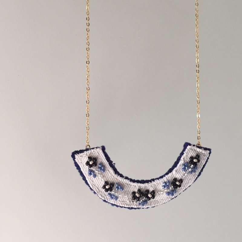 [ Bluesy Mod ] --- Beaded Embroidery necklace . 米珠刺绣小花项链 . “黑色小花”( BEY 3 ) - 项链 - 其他材质 