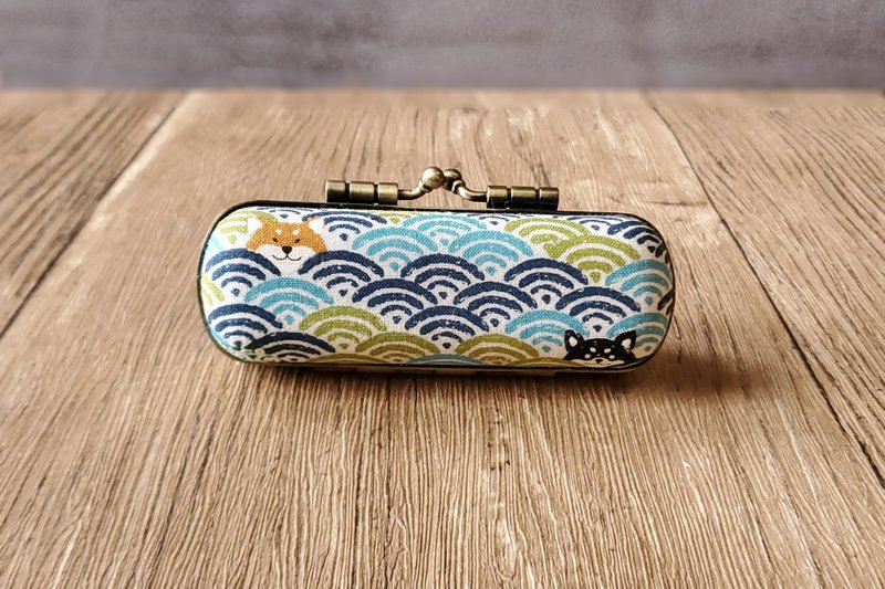 柴犬在波浪中 日本布 口金印章盒 口红盒 日本布 单章盒 - 印章/印台 - 棉．麻 多色