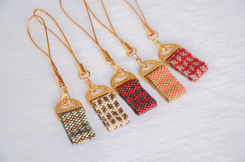 纹格包挂复古古董手机链 手工缝制串珠burberry格子 千鸟格 - 吊饰 - 其他金属 绿色