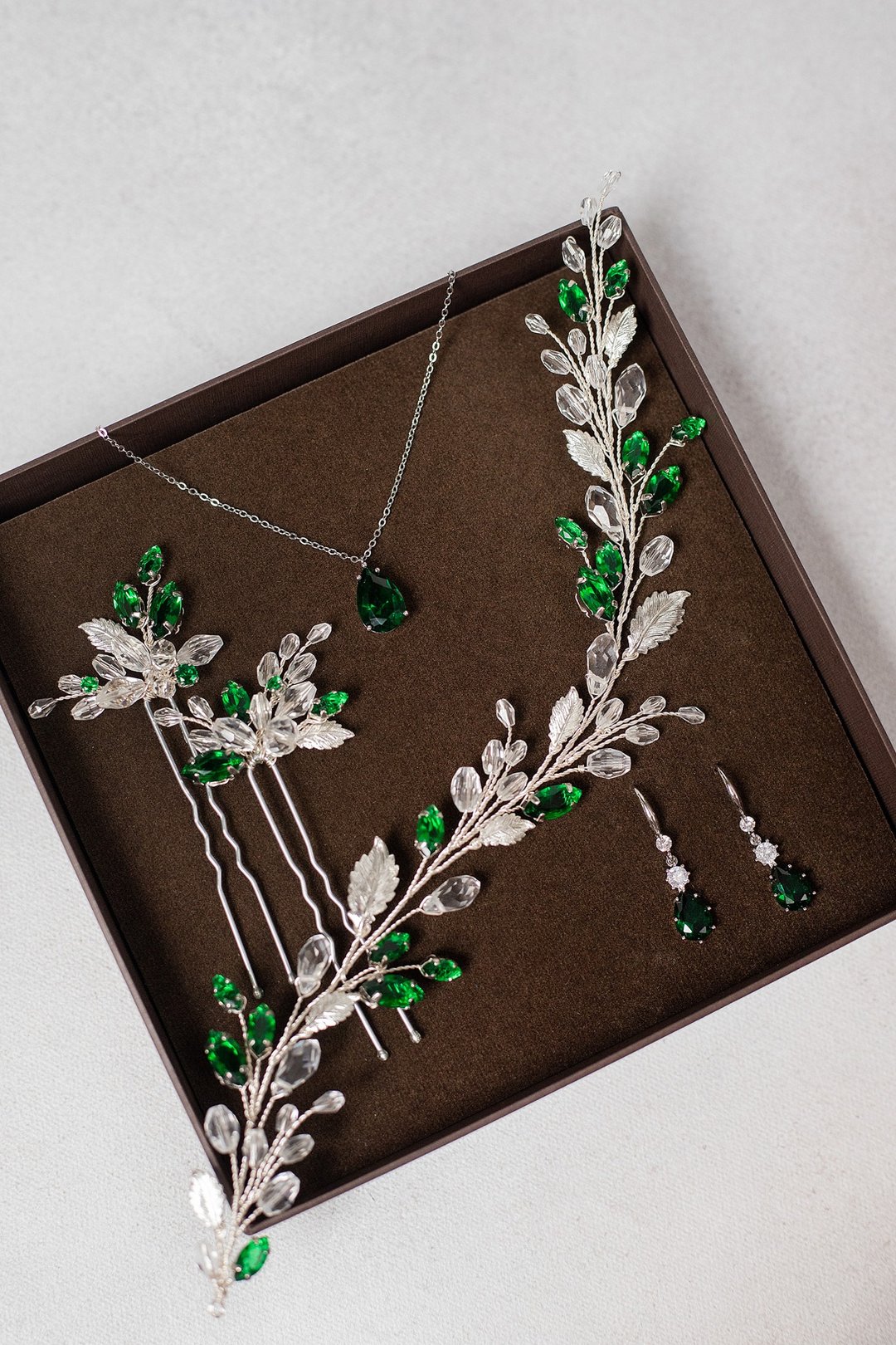Emerald bridal jewelry set, Wedding hair wreath, Bride dark green earrings - 发饰 - 粘土 绿色