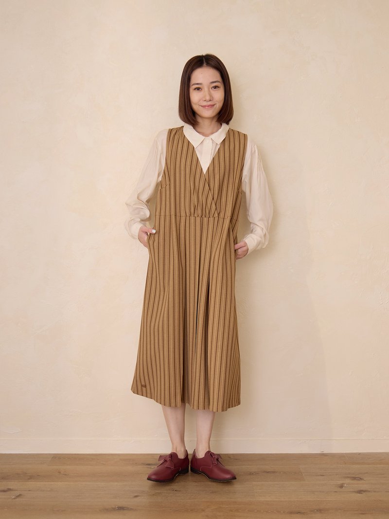 浮光线条V领背心洋装-眼眸 - 洋装/连衣裙 - 其他人造纤维 卡其色