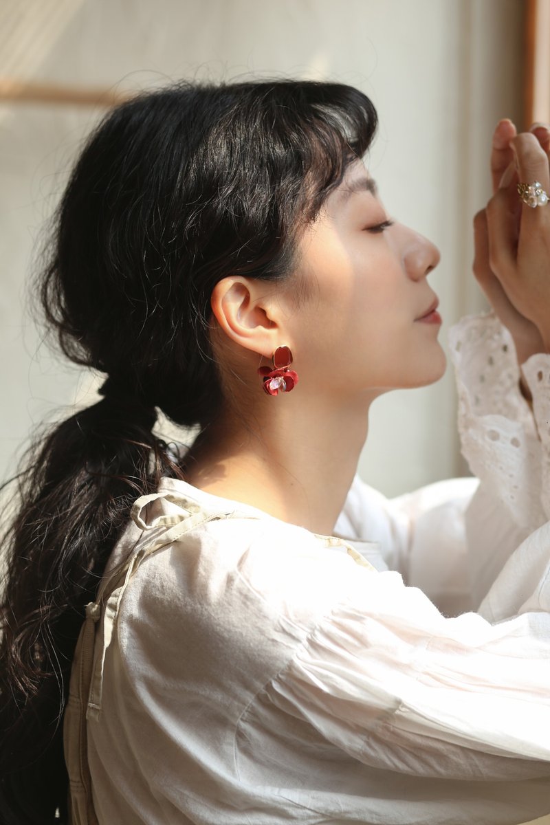 Febbi 圆舞曲系列- 红色花耳环 耳针/耳夹 - 耳环/耳夹 - 其他金属 红色