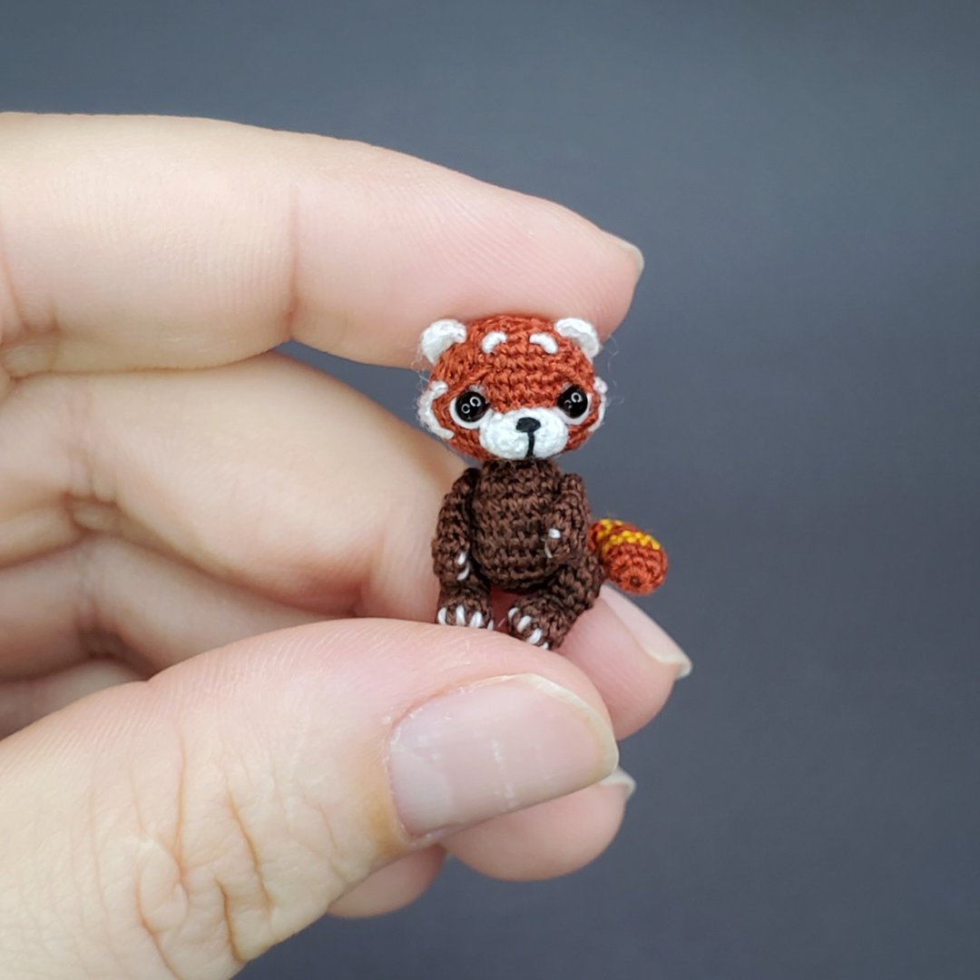 Extreme micro crocheted red panda. Dollhouse miniature. Amigurumi panda bear. - 玩偶/公仔 - 棉．麻 咖啡色