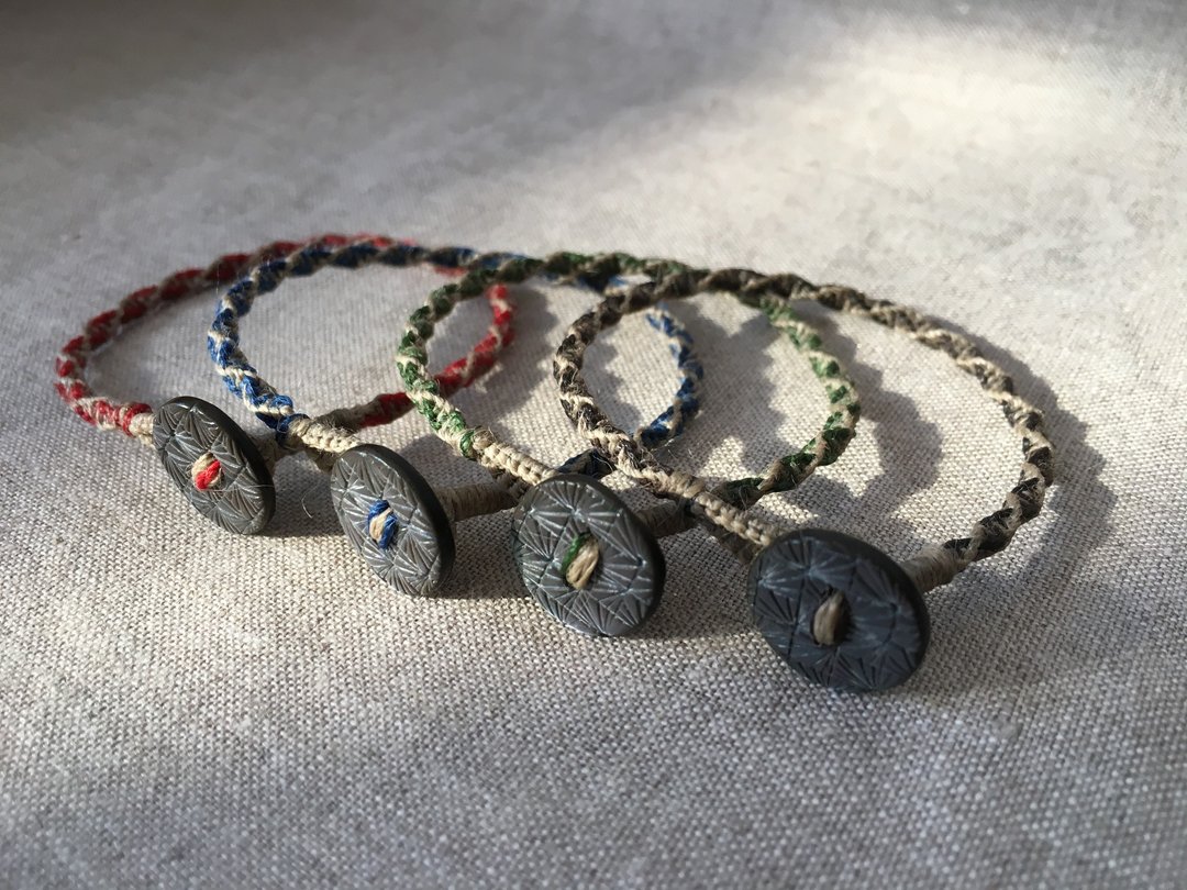 贝壳钮扣手环 hemp cord bracelet with shell button - 手链/手环 - 棉．麻 多色