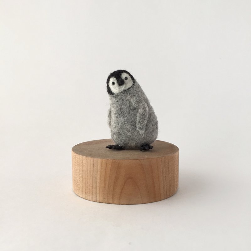 Emperor penguin chicks brooch-looking at the camera - 胸针 - 羊毛 