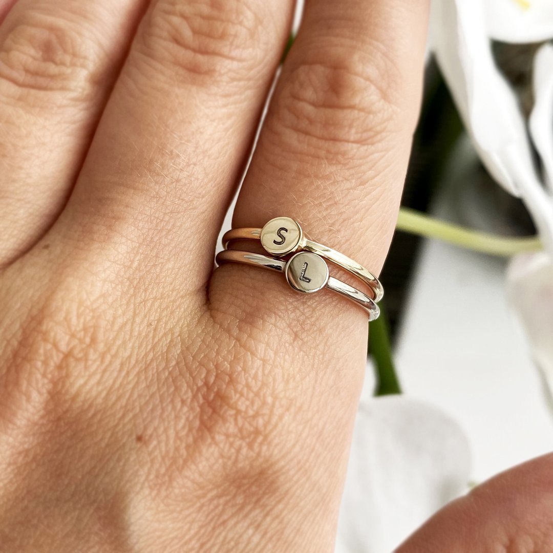 Letter gold ring, Solid gold ring with initials - 戒指 - 其他材质 金色