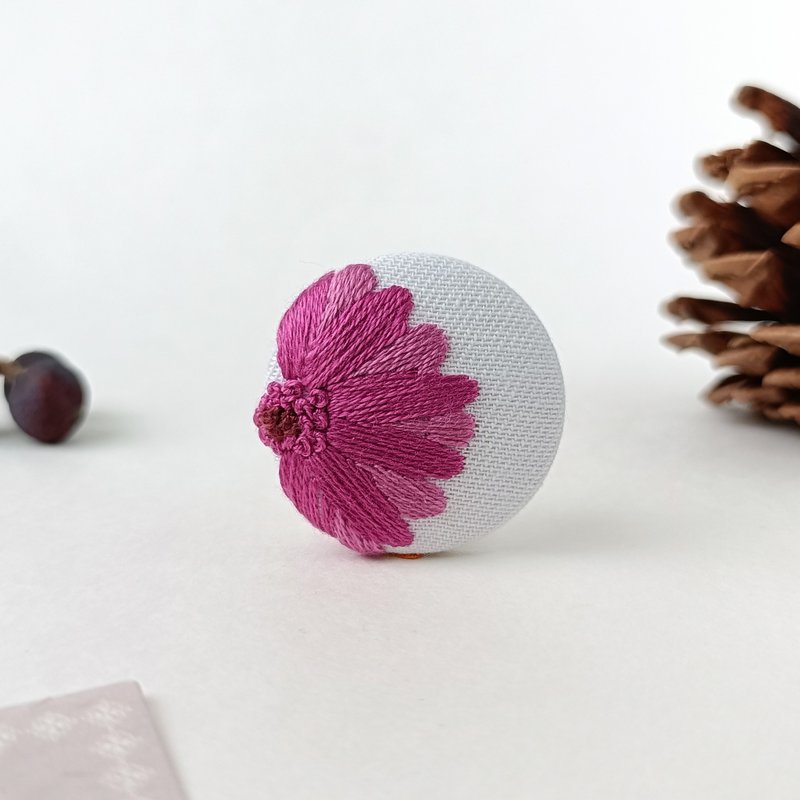 酒色非洲菊刺绣胸针 - 胸针 - 棉．麻 紫色