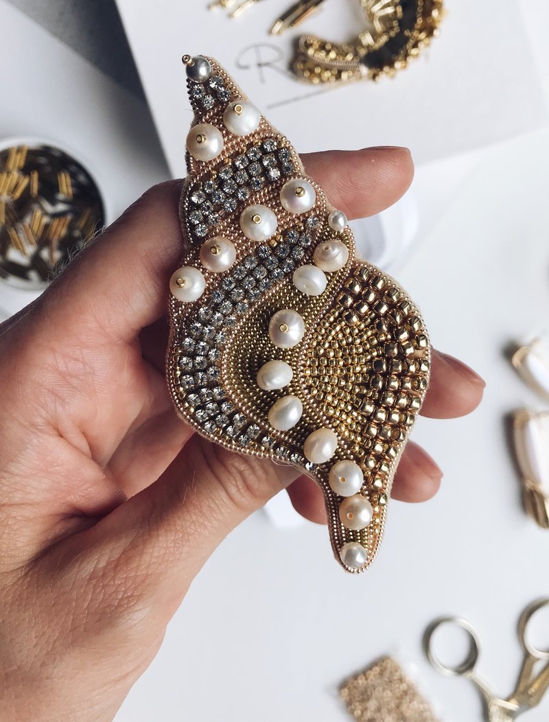 Gold Embroidered Beaded brooch handmade Shell / Seashell brooch / Sea brooch - 胸针 - 绣线 金色