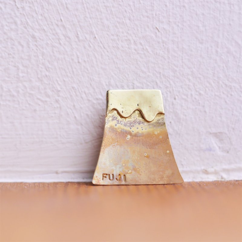 BRASS 富士山迷你胸针 - 胸针 - 铜/黄铜 金色