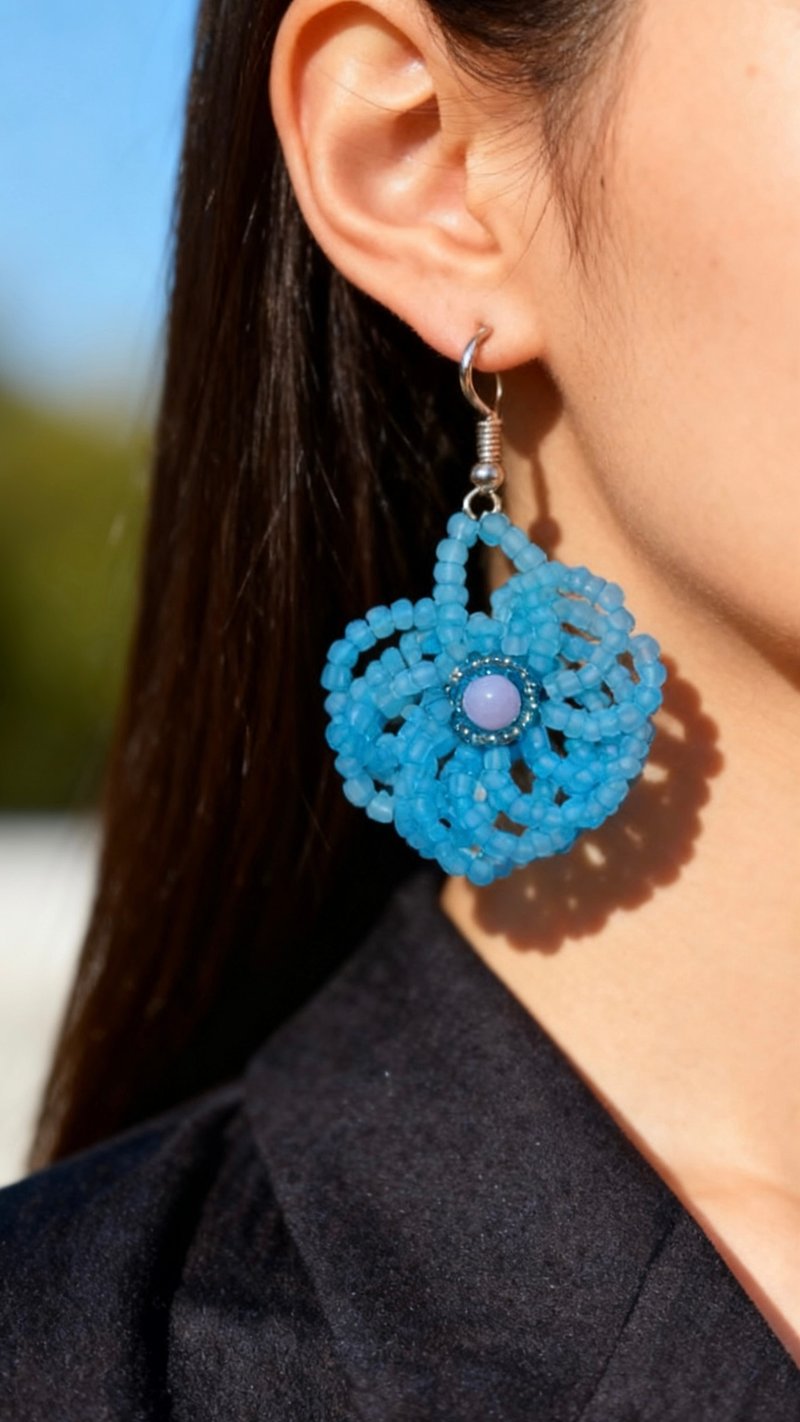 Crystal.EAA 设计款琉璃耳饰 浅海琉璃花团耳环 - 耳环/耳夹 - 琉璃 白色