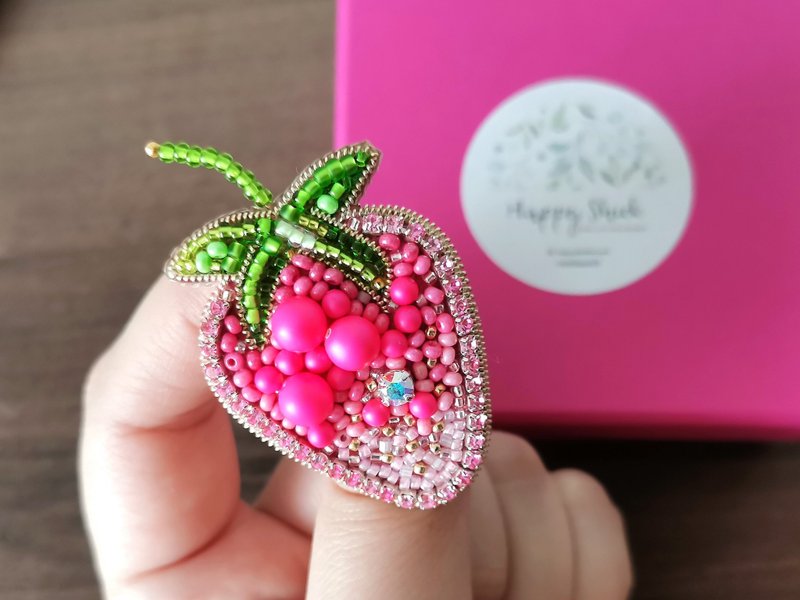 Strawberry jewelry pin handmade brooch beaded - 胸针 - 其他材质 粉红色