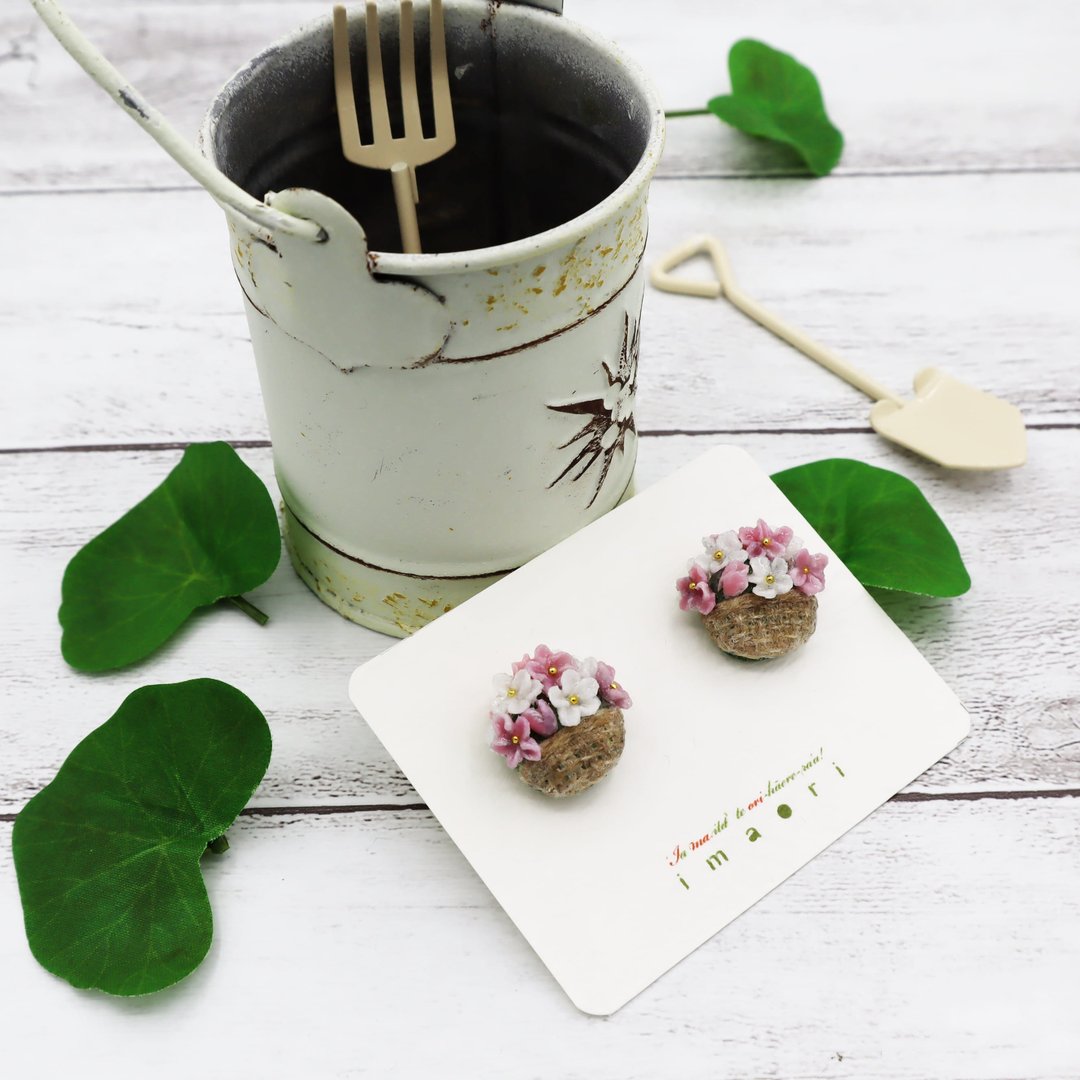 粉嫩手作小花篮耳环 : 粉与白双色花艺设计 - 耳环/耳夹 - 棉．麻 粉红色