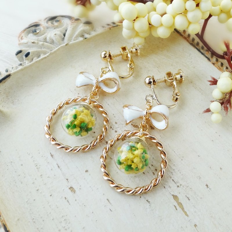 Spring color packed in a glass ball earrings - 耳环/耳夹 - 玻璃 黄色