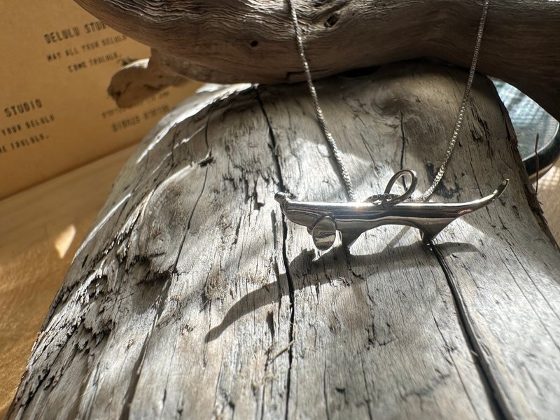 手作金工— 蹦啾 一只很长很长的狗 抽象极简风腊肠狗925纯银项链 - 项链 - 纯银 银色