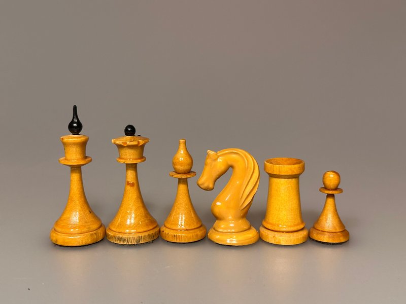 1965 年至 1975 年的拉脱维亚/摩罗多维亚小象棋套装 - 桌游/玩具 - 木头 橘色