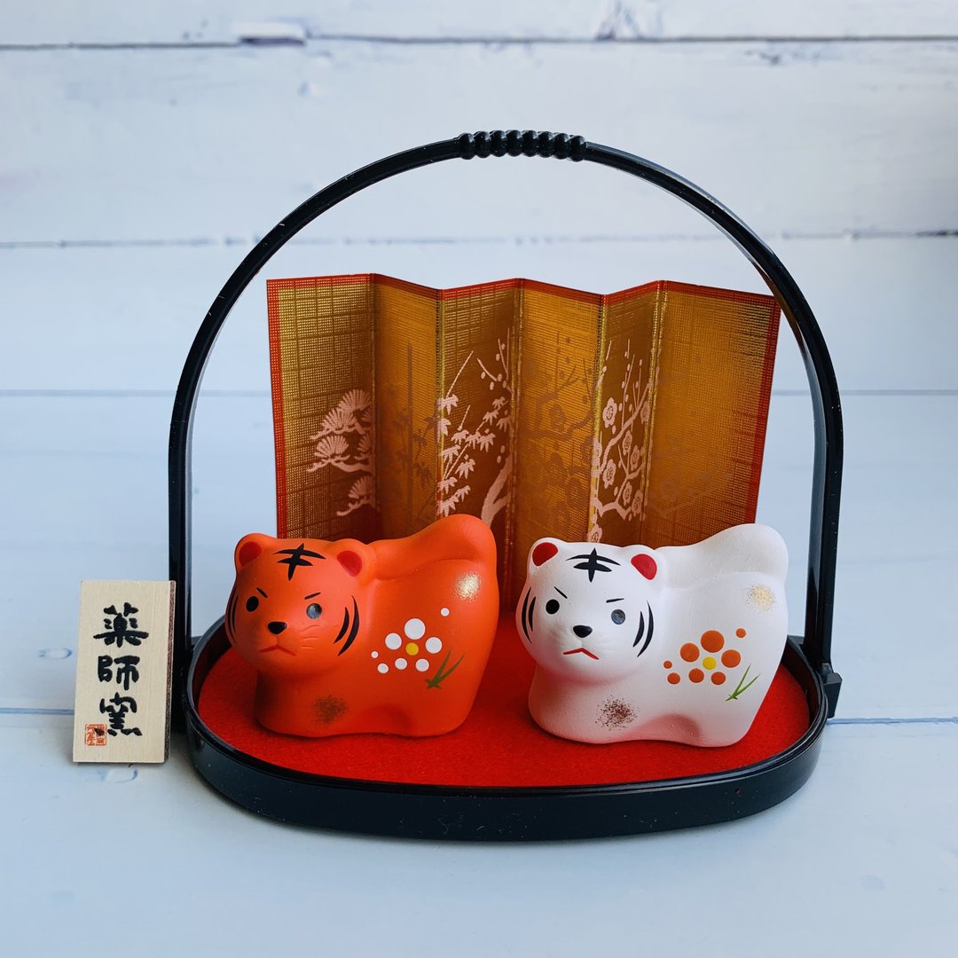 锦彩招福虎-红白(附提篮)-生肖吉祥物(虎年) - 玩偶/公仔 - 陶 