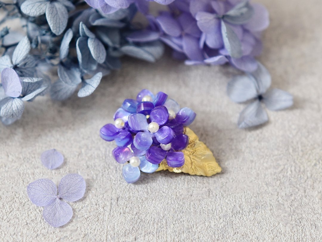 【胸针】蓝〜紫色 绣球花 花朵 珍珠 附叶子 - 胸针 - 其他材质 紫色