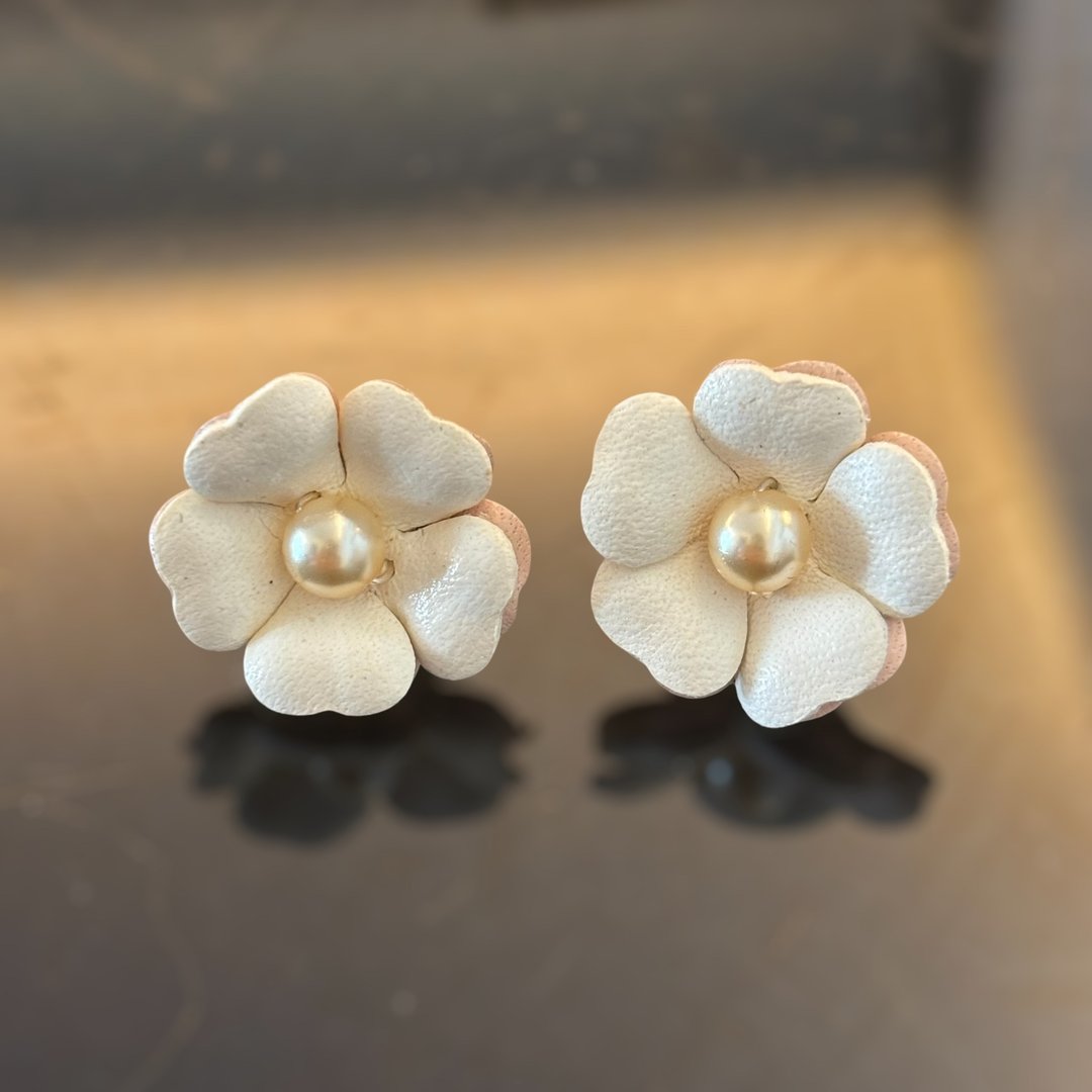皮革花耳环 双色樱花奥地利珍珠耳环 - 摆饰 - 真皮 多色