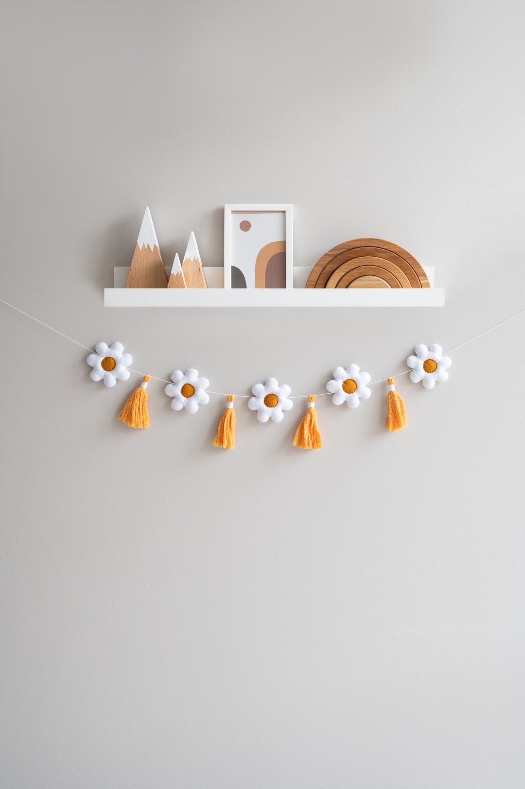 Flower garland, daisy party decor, tassel garland, boho nursery decor - 玩具/玩偶 - 环保材料 白色