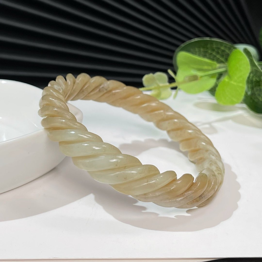 和田玉糖白手镯58MM 老料青白糖麻花糖玉手环附证书 玉质细腻油润 - 手链/手环 - 玉石 