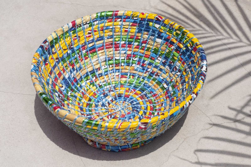 七夕礼物 情人节 限量一件 手工编织置物篮/收纳篮/水果篮/回收编织篮/糖果纸编织篮/饰品盘/饰品盒/办公室小物- 回收设计 缤纷蓝色森林 糖果纸 饼干袋编织 - 收纳用品 - 环保材料 多色