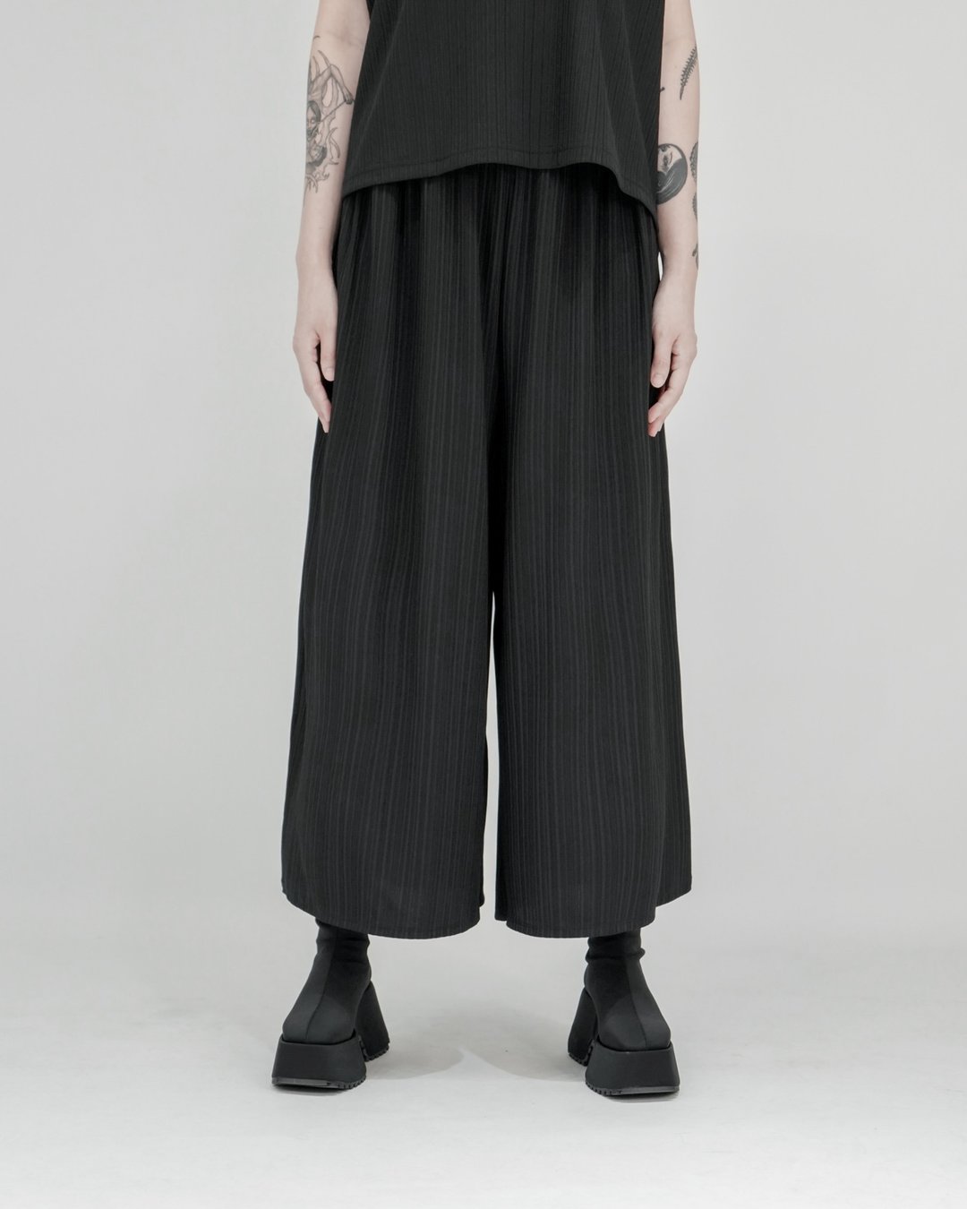 MUKK DESIGN 细坑条凉爽宽裤裙 - 女装长裤 - 聚酯纤维 黑色