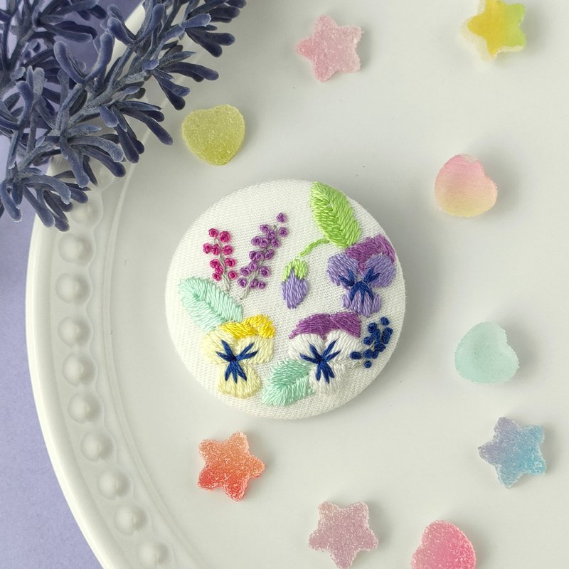 可爱的小三色堇和三色堇刺绣白色胸针 - 胸针 - 棉．麻 紫色