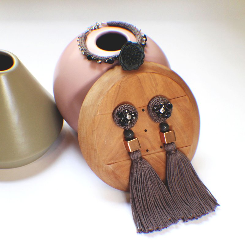 卡其色手作流苏手钩耳环 矿石闪面珠玻璃珠 客制化 咖啡色 茶色 - 手链/手环 - 绣线 咖啡色