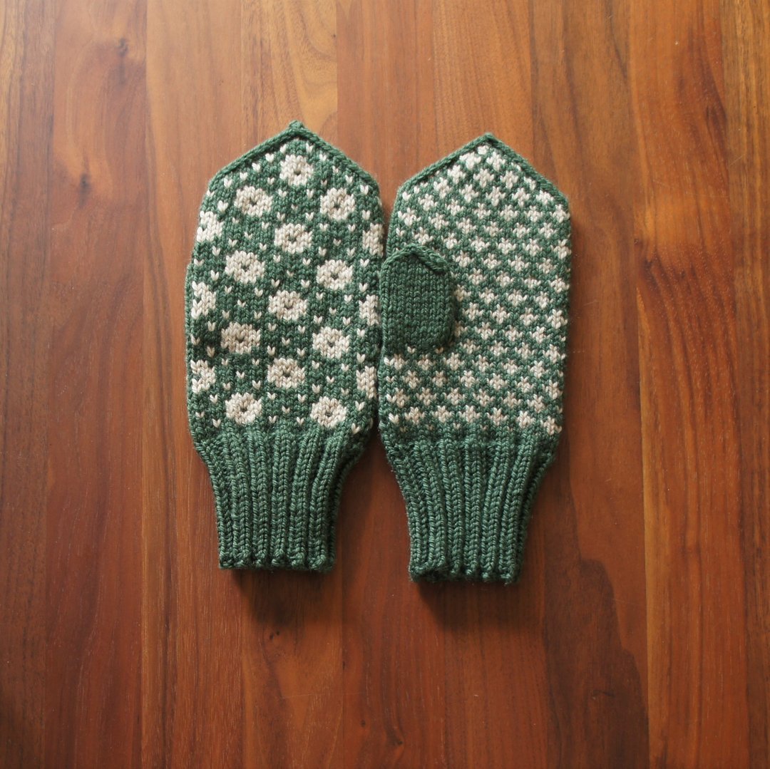 Scandinavian Traditional Pattern Mittens Green x Beige - 手套 - 羊毛 绿色