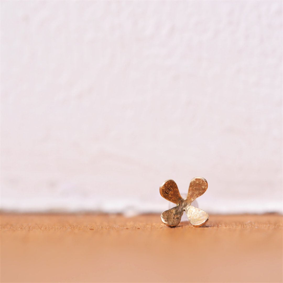 One ear sale Chibi flower stud earrings made to order - 耳环/耳夹 - 铜/黄铜 金色