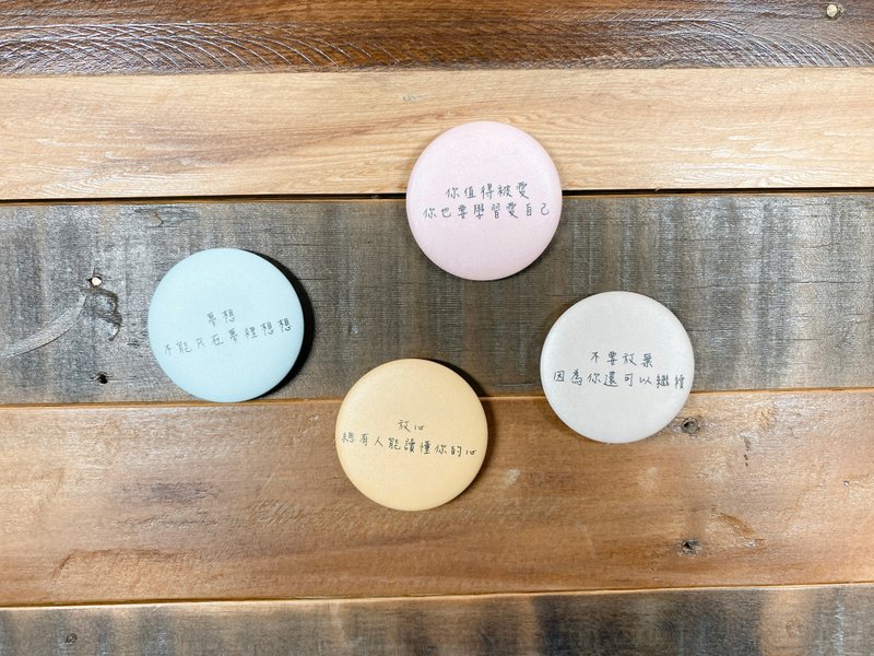 雾面文字大徽章 44mm - 其他 - 塑料 多色