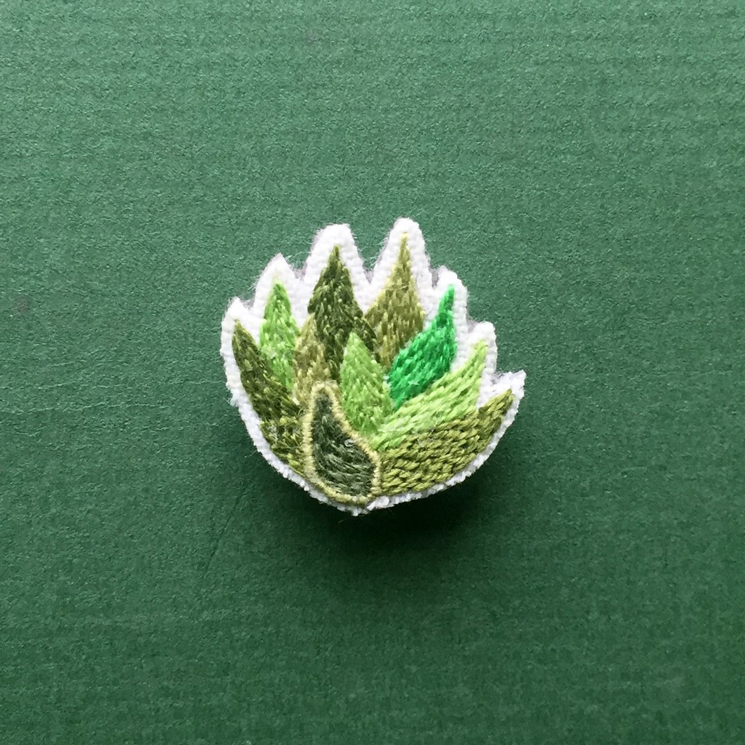 | 旧款出清5折 | 迷你手工刺绣胸针/别针 多肉植物 芦荟 鳄鱼尾 - 胸针 - 绣线 绿色