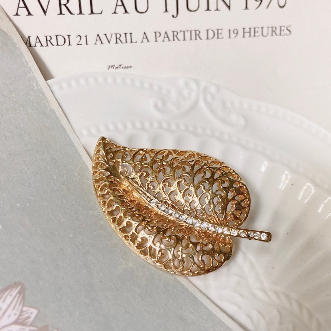 【西洋古董饰品】自然叶片 立体曲面 雕花纹路 莱茵钻  胸针 胸章 - 胸针 - 贵金属 金色