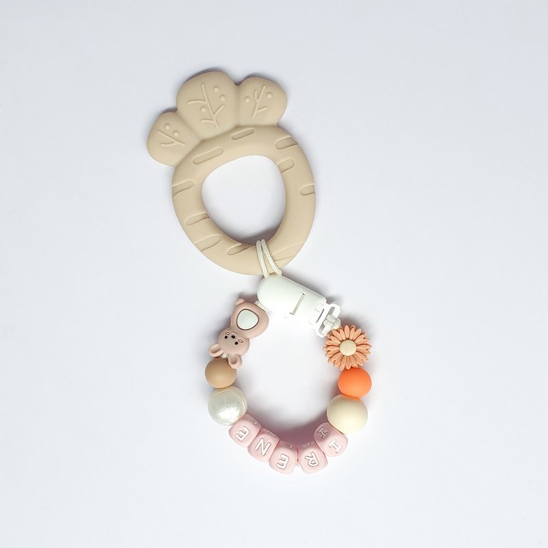 定制化 IRENE 粉色字母 雏菊 小兔子 米色红萝卜固齿器 / 奶嘴链 - 玩具/玩偶 - 其他材质 粉红色