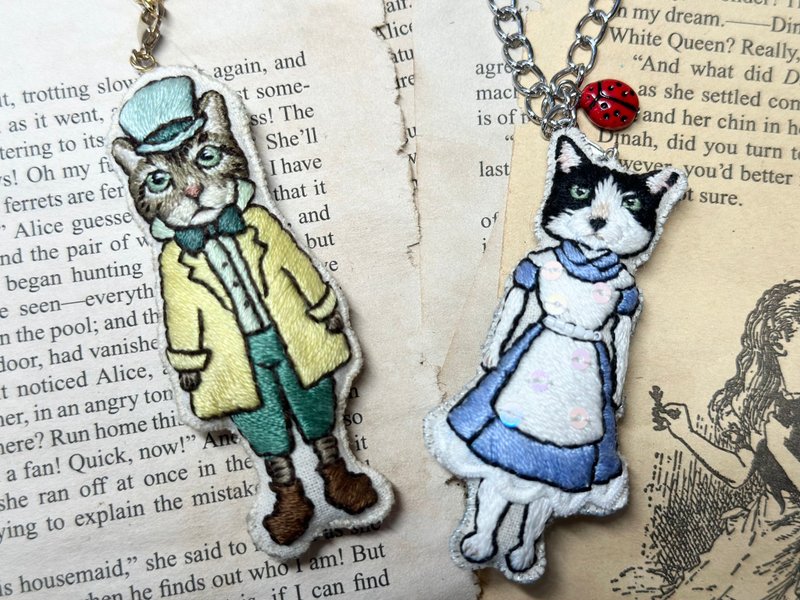 【梦游仙境】定制化猫咪刺绣 匙扣/ 包包挂饰 - 吊饰 - 绣线 多色