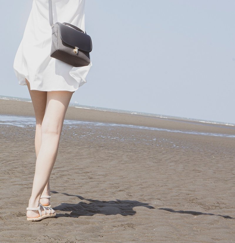 保证不脱皮-一年保固-台湾制作-纯素皮革-奇旅侧肩包-烟熏灰黑 - 手提包/手提袋 - 环保材料 黑色