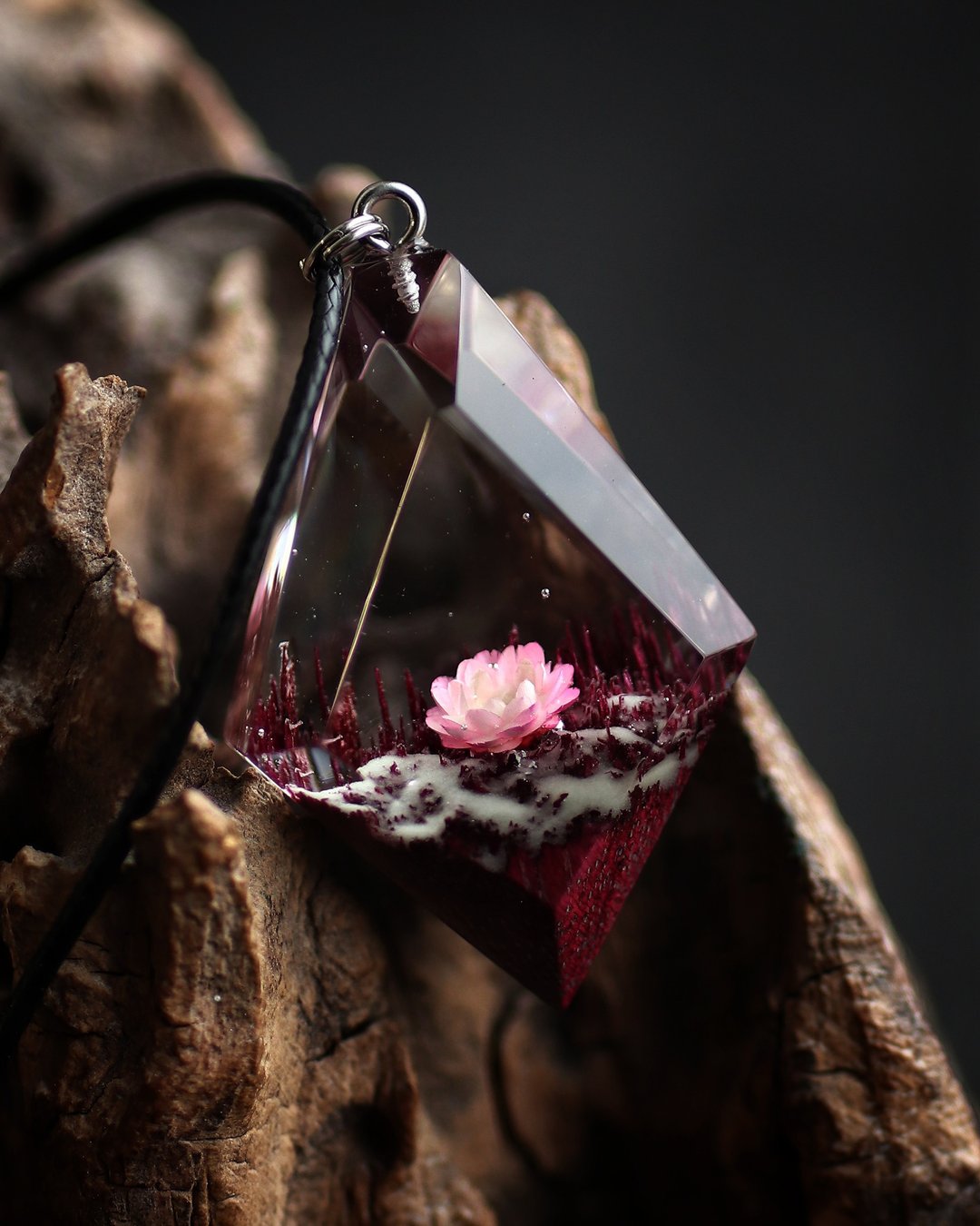 木质树脂吊坠 Radiance: Amaranth Flower 吊坠 Glow in the Dark - 项链 - 木头 透明