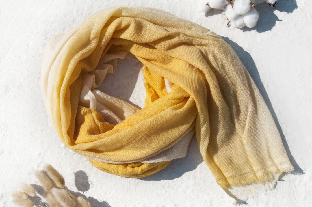 喀什米尔Cashmere/羊绒围巾/纯羊毛围巾披巾/戒指绒披肩-黄白渐层 - 围巾/披肩 - 羊毛 黄色