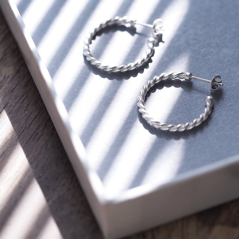 Twisted hoop earrings Silver 925 - 耳环/耳夹 - 其他金属 银色