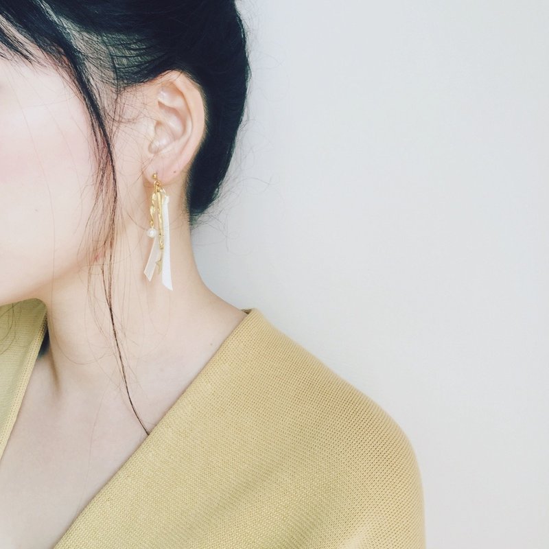 Marygo［立体层次缎带星星］金色耳环 - 耳环/耳夹 - 其他金属 白色