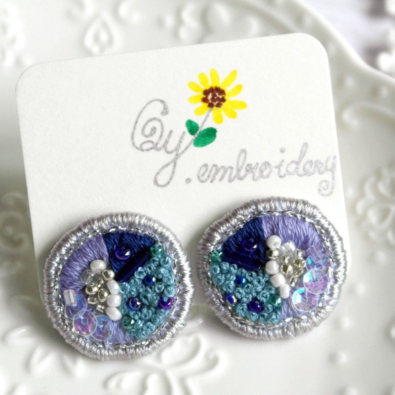 Qy.embroidery 圆形海蓝色系珠片手工刺绣耳钉耳夹 - 耳环/耳夹 - 绣线 蓝色