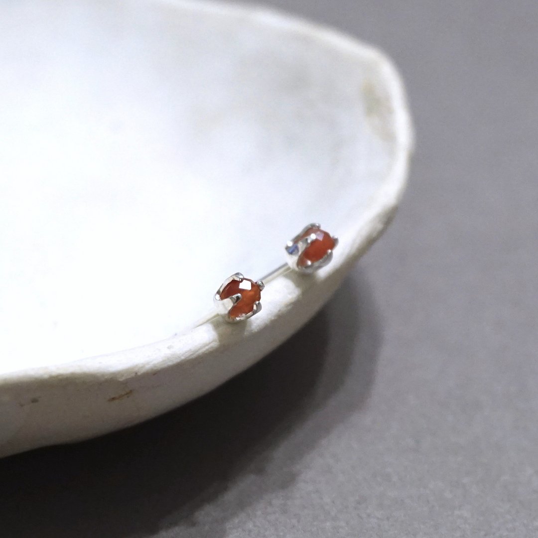 ll 南红玛瑙纯银耳骨针 ll 3mm 南红玛瑙纯银耳针 一对 ER-00026 - 耳环/耳夹 - 纯银 红色