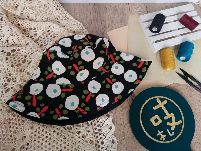 吱吱札札/手工双面渔夫帽-黑体小圆花 - 帽子 - 棉．麻 黑色